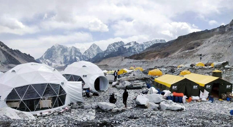 에베레스트 베이스캠프에 설치된 대형 가이드원정대의 텐트들. 사진 8K 익스피디션.