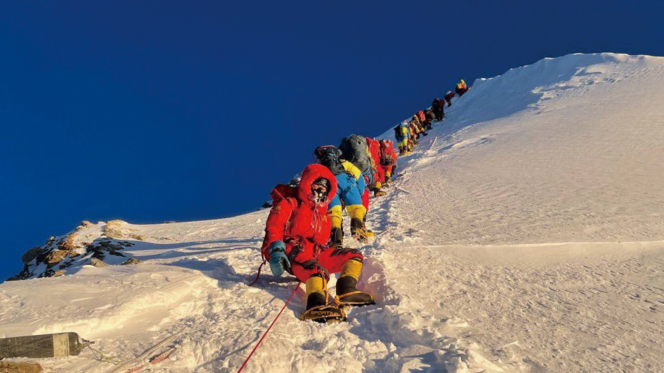 에베레스트 정상부를 향해 오르는 등반가들. 사진 게티이미지.