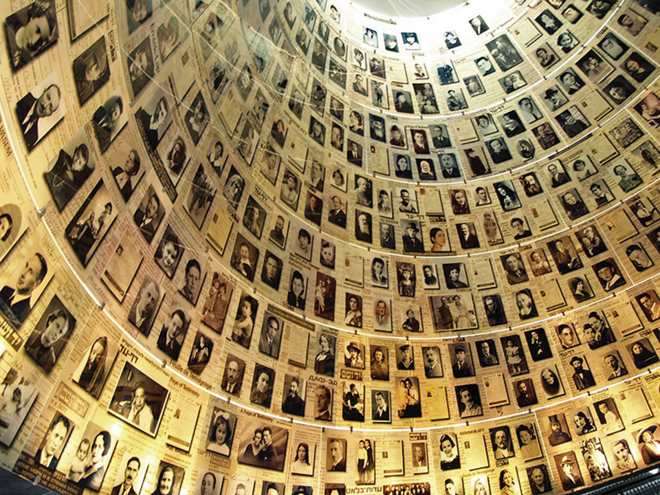 야드바셈Yad Vashem. 홀로코스트 박물관에 있는 희생자의 방, 사진과 명단이 보관되어있다.