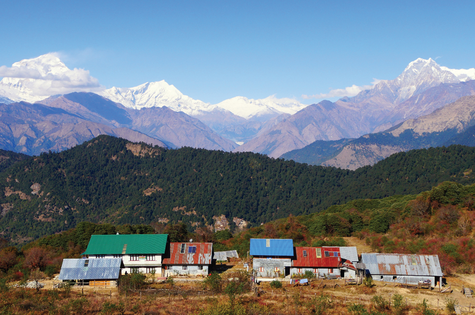 풀바리 언덕에서 바라본 다울라기리산군. 그 아래로 네팔 국화인 랄리구라스 숲이 봄을 상상하게 했다.