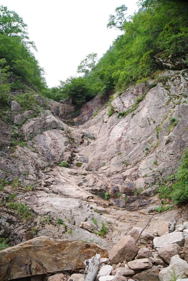 설악산 까치골. 공룡능선 1275m봉과 범봉 사이의 최상류 계곡이다.