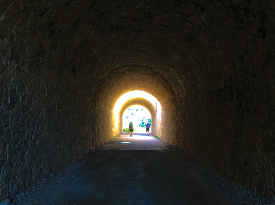 에스테야로 향하는 길에 만난 긴 터널. 터널을 통과하는 빛이 신비스럽기만 하다.