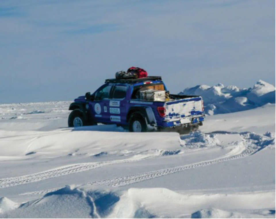 캐나다 극지 탐사 도중 바닷속에 가라앉은 개조한 포드 F-150 트럭. 사진 에밀 그림슨.
