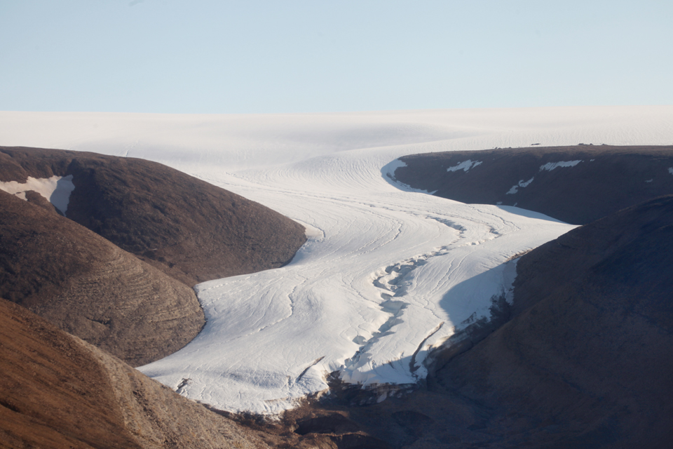 그린란드 북서부에 있는 도시 카나크는 세계에서 가장 북쪽에 위치한 도시다. 사진은 카나크 주변 산 중턱에 흘러내리고 있는 빙하.