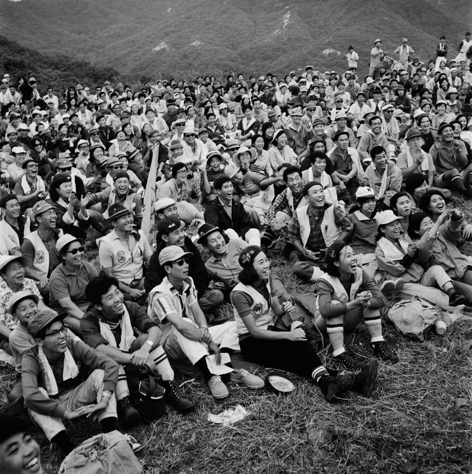 한국산악회 창립 24주년 행사 중 노산 이은상의 산악 강연을 듣던 참가자들이 동시에 웃음을 터뜨리고 있다. 1969년 9월.