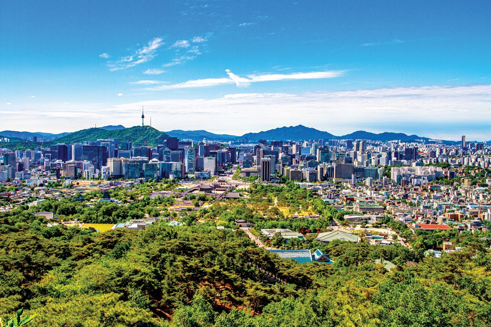 북악산 청와대 전망대에서 바라본 청와대와 경복궁, 그리고 남산. 서울 한복판이 그대로 내려다보인다.