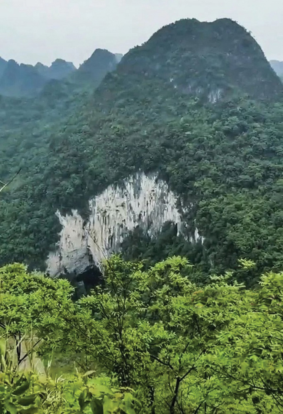 중국 광시좡족 자치구에서 발견된 대형 싱크홀 전경. 사진 우홍잉.