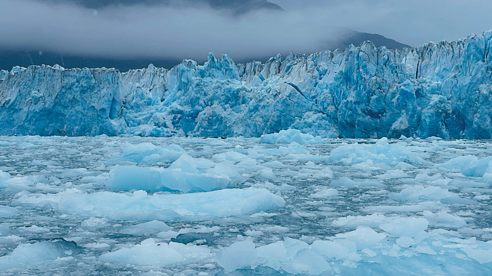 수정처럼 맑고 푸른 유빙이 둥둥 떠다니는 콜롬비아빙하. 