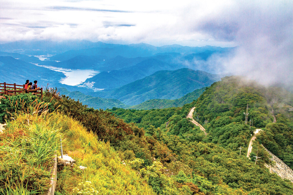 오도산전망대에서 바라본 합천호. 그 뒤편의 우람한 산이 황매산이고 멀리 구름 아래 보일 듯 말 듯 하늘금을 이룬 곳이 지리산 주릉이다