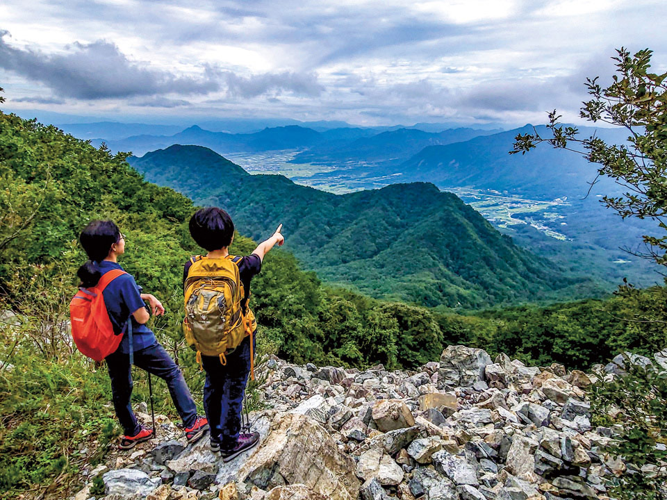 오도산 산간도로변에서 바라본 미녀봉과 가조면의 황금 들녘. 분지를 에워싼 금귀봉, 보해산, 비계산 너머로 남덕유산에서 향적봉에 이르는 덕유산 주능선이 시원스럽게 펼쳐진다.