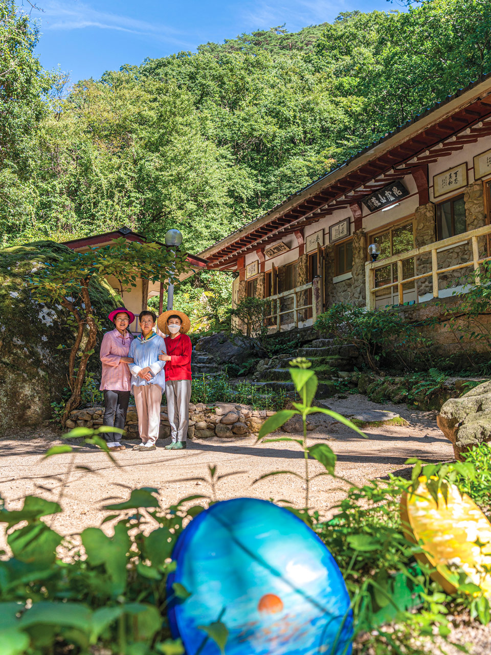 비로산장에서 유년시절을 보낸 세 자매.