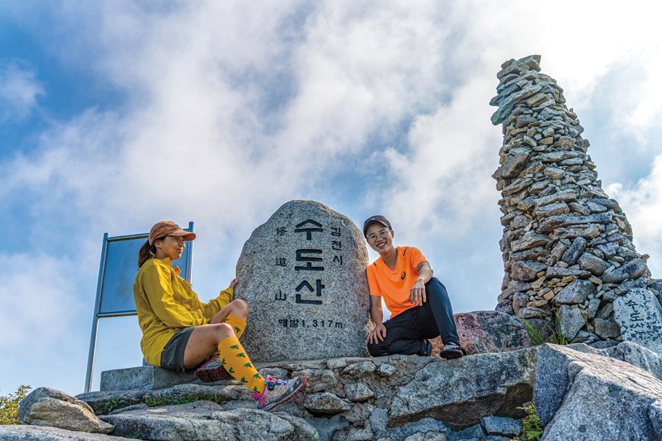 돌탑이 있는 수도산 정상.