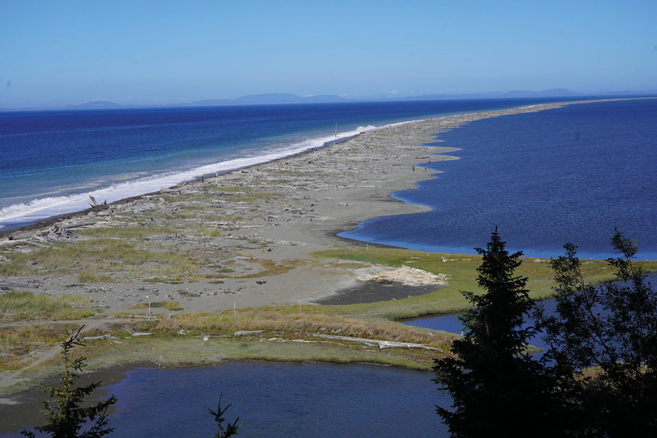 바다 사이에 좁고 길게 이어진 던지니스 스핏, 미국에서 가장 긴 모래톱으로 해변에서 던지니스 등대까지 연결되어 있다.