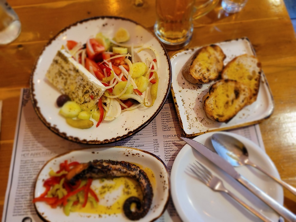 그리스의 대표적인 음식 그릭 샐러드와 문어요리