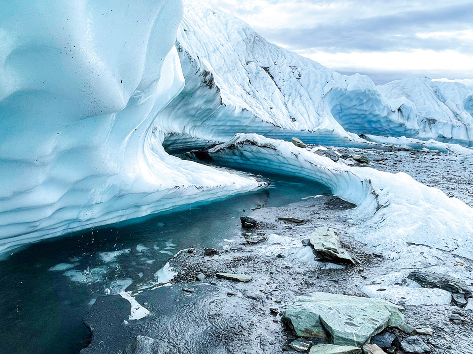 낙수처럼 조금씩 녹아내린 빙하수가 파도를 치며 빙하 사이를 굽이굽이 흘러간다.