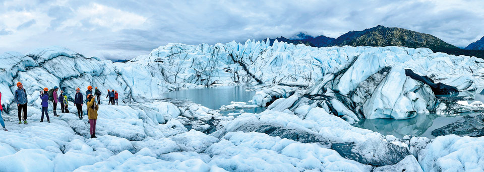 마타누스카빙하 깊숙이 들어간 투어객들이 감탄을 하며 빙하를 즐기고 있다.