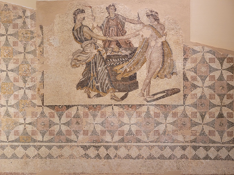 올림피아 고고학박물관에 있는 모자이크 벽화