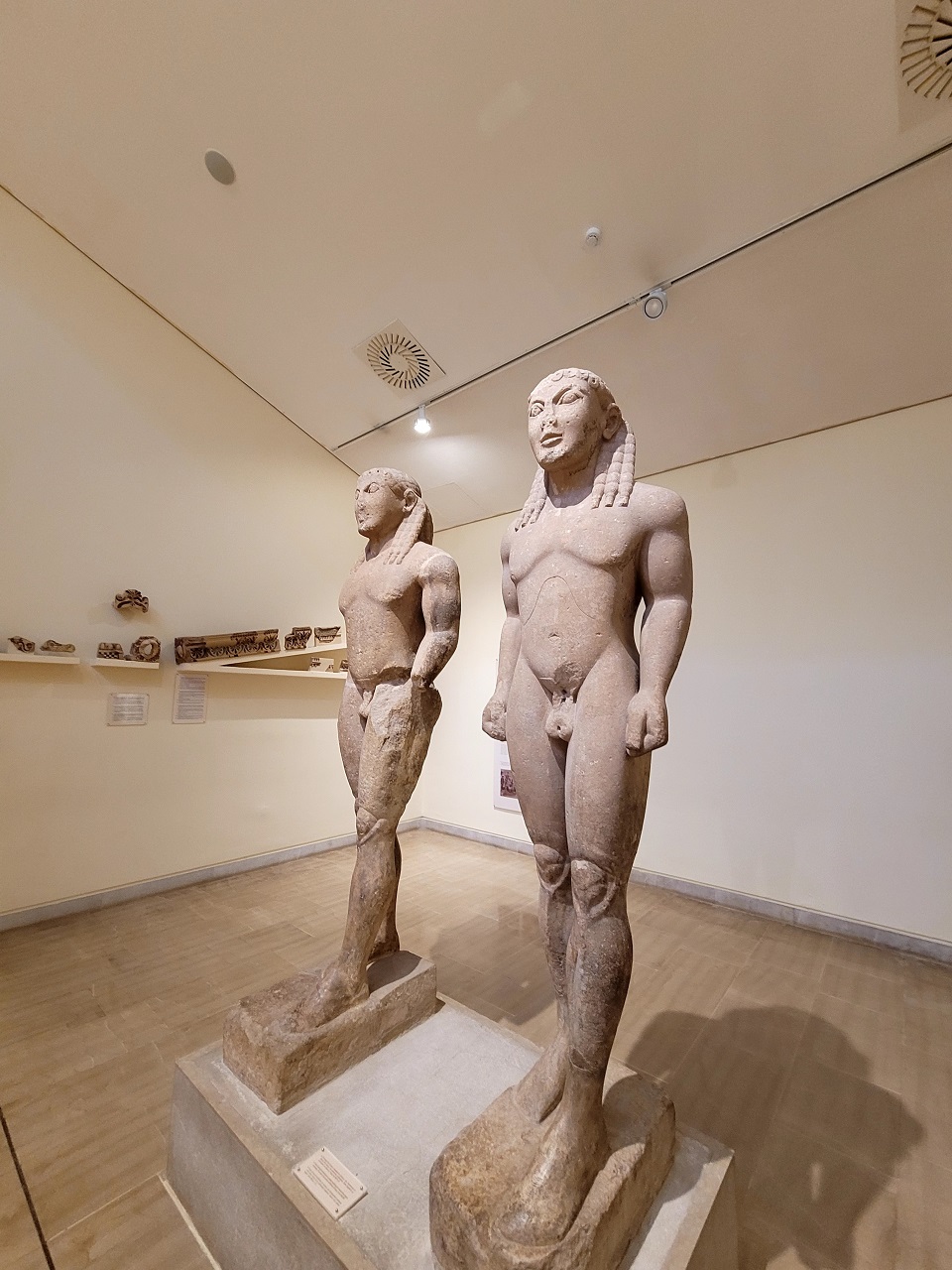 델피 고고학박물관에 있는 두 명의 거대한 조각상