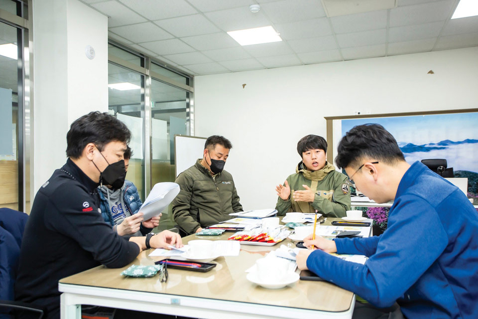 덕유산국립공원 자원보전과 홍민호 주임이 구상나무 현황에 대해 설명하고 있다.