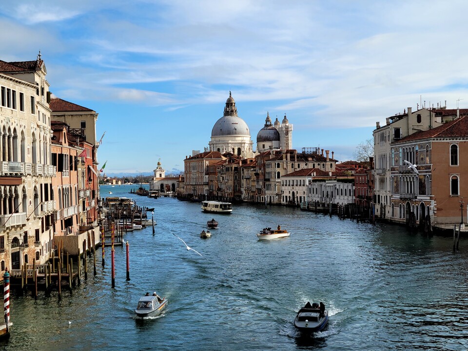 베네치아는 118개의 섬들을 운하와 다리로 연결해서 만든 물의 도시다