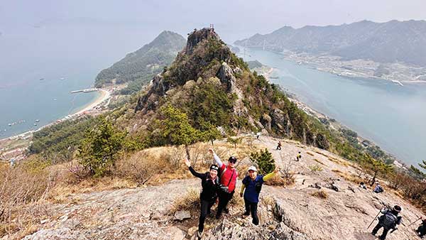 바윗길에 조마조마 바다 보며 휴~…작은 거인 ‘사량도 지리산’