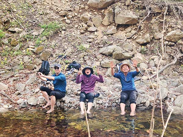 계곡에서 발을 담그고 잠깐 휴식하는 대원들.