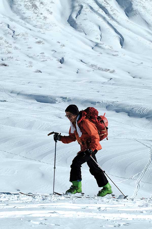 70세 정도 된 일본의 스키어가 산을 오르고 있다. 그가 몸에 걸친 장비들은 적어도 20년 이상 사용한 것 같았다.