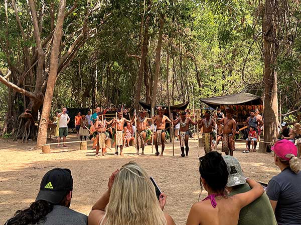 원주민들의 공연. 아마존에서 펼쳐지는 공연 대부분은 실제 원주민들의 축제가 아니고 관광용 시연이다.