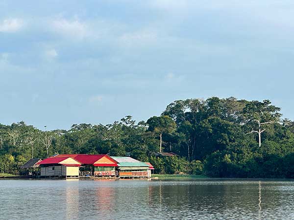 아마존 강은 우기와 건기의 수위 차이가 무려 15m에 달해 수상 로지들은 모두 부양식 가옥이다.