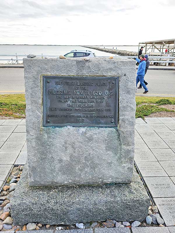 청교도들이 처음 미국에 도착한 지점에 세워진 기념 표지석.