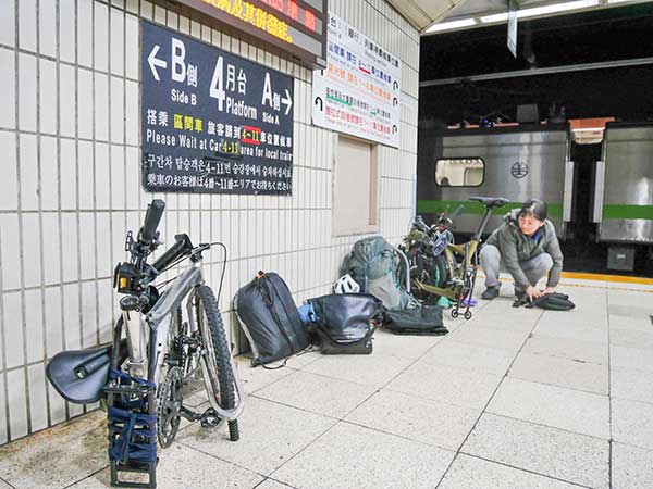 기차나 전철을 탈 때면 자전거를 접어 포장한 후 모든 짐을 들거나 메고 이동해야 한다. 타이난 기차역에서는 한 소년이 자전거짐을 옮겨 주었다. 땡큐, 타이완.