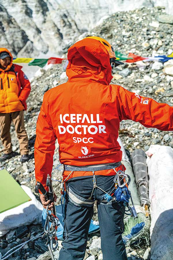 등반가들의 크레바스 통과를 위한 준비를 하는 아이스폴 닥터 대원