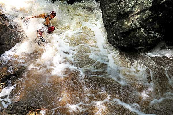 매년 여름 많은 등반가들이 표충사 흑룡폭포를 찾아 계곡등반을 즐긴다. 이날 등반 중 갑자기 소나기가 내렸다. 물이 불어나 철수하는 도중 사진 촬영을 위해 안전한 곳에서 김규철씨가 포즈를 취했다.