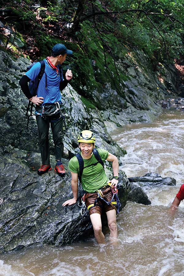 계곡등반 중 잠시 휴식을 취하는 이형윤씨와 최종화씨.