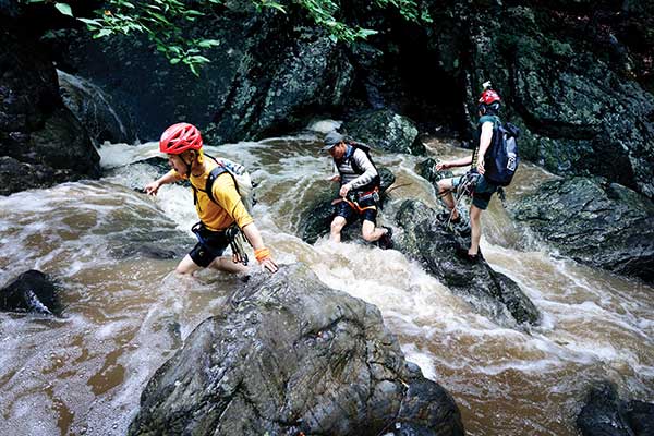 허선무씨가 리딩해서 흑룡폭포를 향해 계곡을 거슬러 올라가고 있다.
