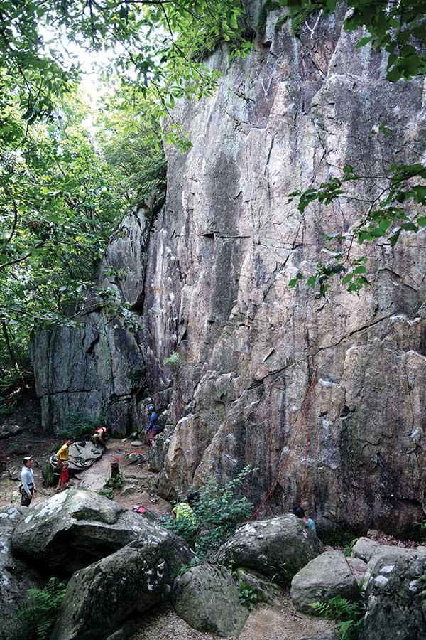 부산의 대표 암장 금정산 대륙암. 물이 불어난 계곡을 떠나 부산으로 왔다. 이곳은 부산 등반가들의 등반 역량을 키운 곳이다.