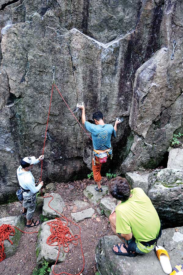 문성욱씨가 대륙암 가을의 문턱(5.12a)을 출발하고 있다. 출발 난이도는 12급을 훌쩍 넘는다.