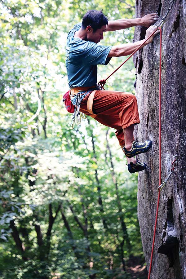 숲속의 빈터(5.11a)를 등반하는 문성욱씨. 이 날 최고의 등반력을 보였다.