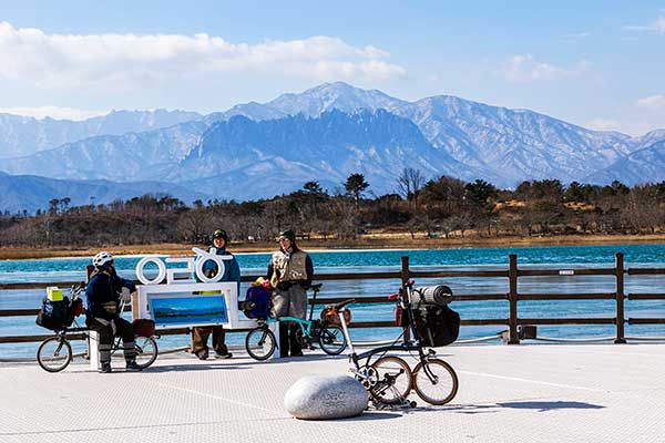 ����ȣ �߰��� �ٸ�(��ٸ�, �α�)�� ������. �� �ٸ��� �߰��뿡 �̸��� �ٻ��� ���ǻ� �ĳ�󸶸� �� �� �ִ�. ���� 400m ���� �Ǹ� ����ȣ�� �����Ѵ�. ������ �� �ٸ� ������ ����ȣ ���� ���� ������ �����. ���� �帧�� ���� �����̴�. ȯ���ü�� ���� �ùε��� �ٸ��� ö�����ڴ� �Ҽ��� �����߰� ������ ö�� ���� ������ ���ȴ�. �ٸ��� �� �������� �𸥴�.