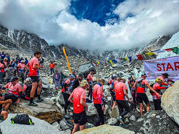 에베레스트 마라톤은 세계 극험지 마라톤 Top5 중 하나로 극한-극기의 대명사로 자리 잡았다. 마라톤 출발 당일 선수들이 스타트라인에서 출발 신호를 기다리고 있다.