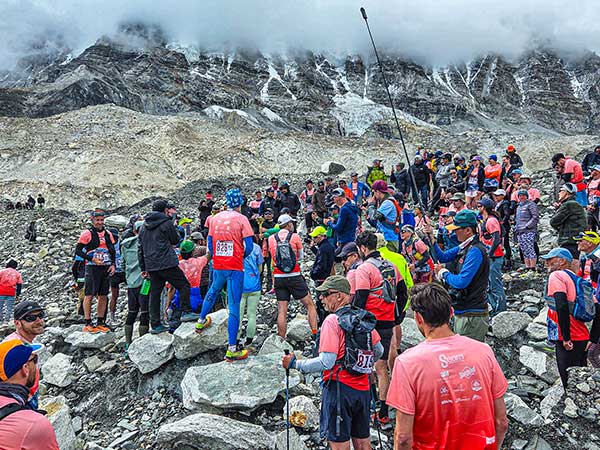 마라톤 출발선에 선 선수들이 언론사들과 인터뷰하며 선전을 다짐하고 있다.
