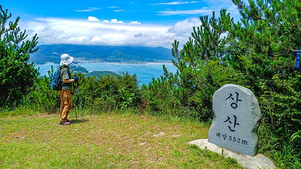 상산 정상, 크고 작은 섬과 상왕봉이 보이는 최고의 조망처.