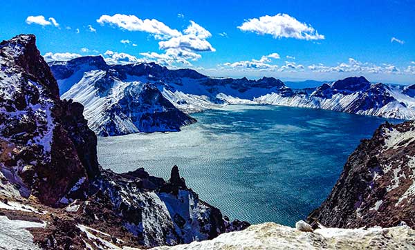 북파에서 바라본 천지. 천지는 1년 중 10개월이 겨울이다. 10월의 천지는 이미 한겨울이다. 천공天空에 바람이 불어 호수 면에 물결이 일고 있다. 사진 권혁균