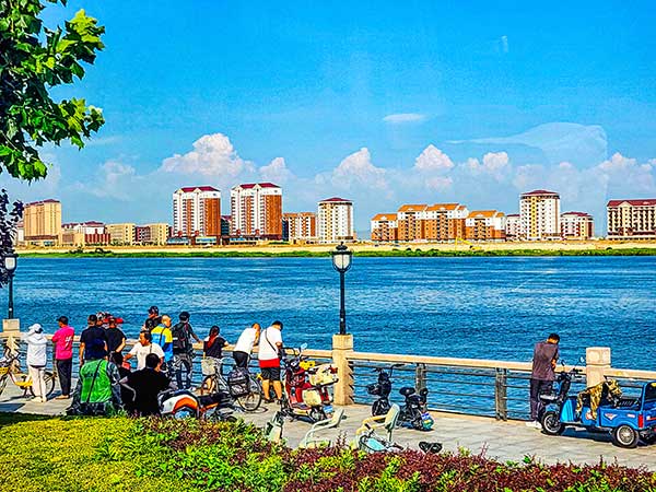 위화도의 고층아파트. 강 건너 중국인과 한국 관광객들에게 보여 주기 위한 빌딩이라고 한다. 예전에 이성계가 말을 돌렸듯이. 지금 우리도 건너지 못하는 위화도.