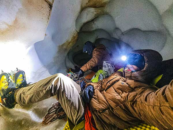 드류 등반 전, 폭우와 낙뢰 때문에 눈으로 이뤄진 동굴로 대피했다.