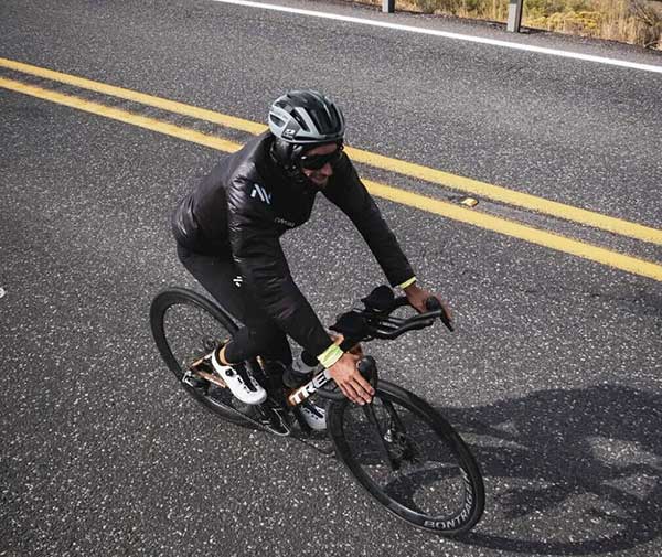 산과 산 사이는 자전거를 타고 이동했다. 사진 킬리안 호르넷.