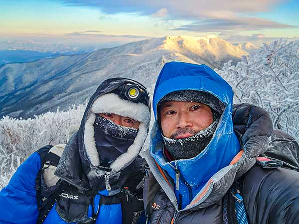 한겨울 소백산 죽구종주. 오른쪽은 우리열아란 닉네임을 쓰는 이로 이씨와 여러 산행을 같이하며 많은 도움을 줬다고 한다.