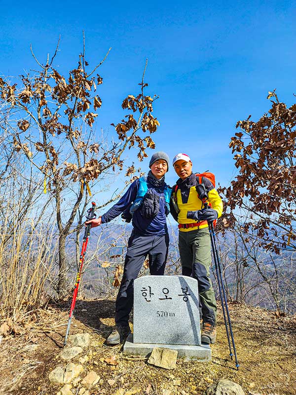 이씨가 뚬방 대장과 함께 한오봉에 올랐다. 그는 현재 9정맥 35구간을 진행 중이다.
