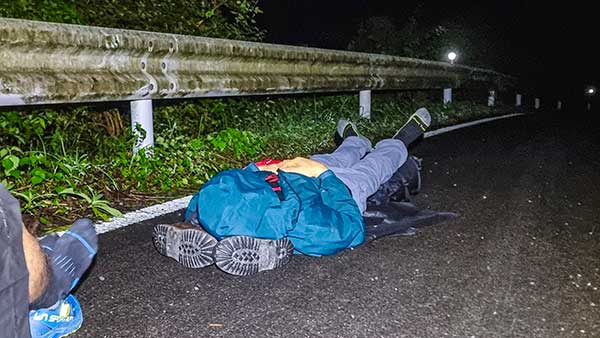 후지산 씨 투 써밋 도중 길가에 누워 잠시 휴식을 취하고 있다.