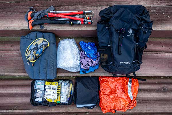 이호민씨의 산행 장비. 맨 오른쪽 아래가 침낭형 비상용 은박담요, 그 왼쪽이 치마우의다. 둘다 요즘 장거리꾼들의 소위 ‘잇템’이다.